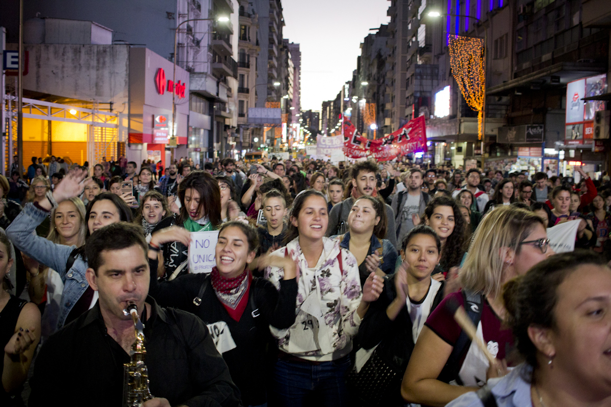 Una nutrida columna de estudiantes y docentes copó el centro porteño para reclamar al Ejecutivo que no se cierren los 29 profesorados de la Ciudad de Buenos Aires, lo que sucedería de aprobarse el proyecto de la UniCABA.