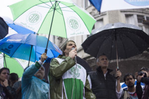 A pesar del mal clima, distintos sindicatos de la Ciudad de Buenos Aires cortaron las calles desde temprano y confluyeron horas más tarde en una nutrida movilización hacia la Legislatura contra el "ajuste" de Horacio Rodríguez Larreta.