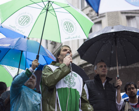 A pesar del mal clima, distintos sindicatos de la Ciudad de Buenos Aires cortaron las calles desde temprano y confluyeron horas más tarde en una nutrida movilización hacia la Legislatura contra el "ajuste" de Horacio Rodríguez Larreta.