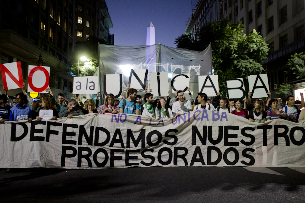 Una nutrida columna de estudiantes y docentes copó el centro porteño para reclamar al Ejecutivo que no se cierren los 29 profesorados de la Ciudad de Buenos Aires, lo que sucedería de aprobarse el proyecto de la UniCABA.