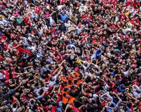 Lula rodeado de militantes