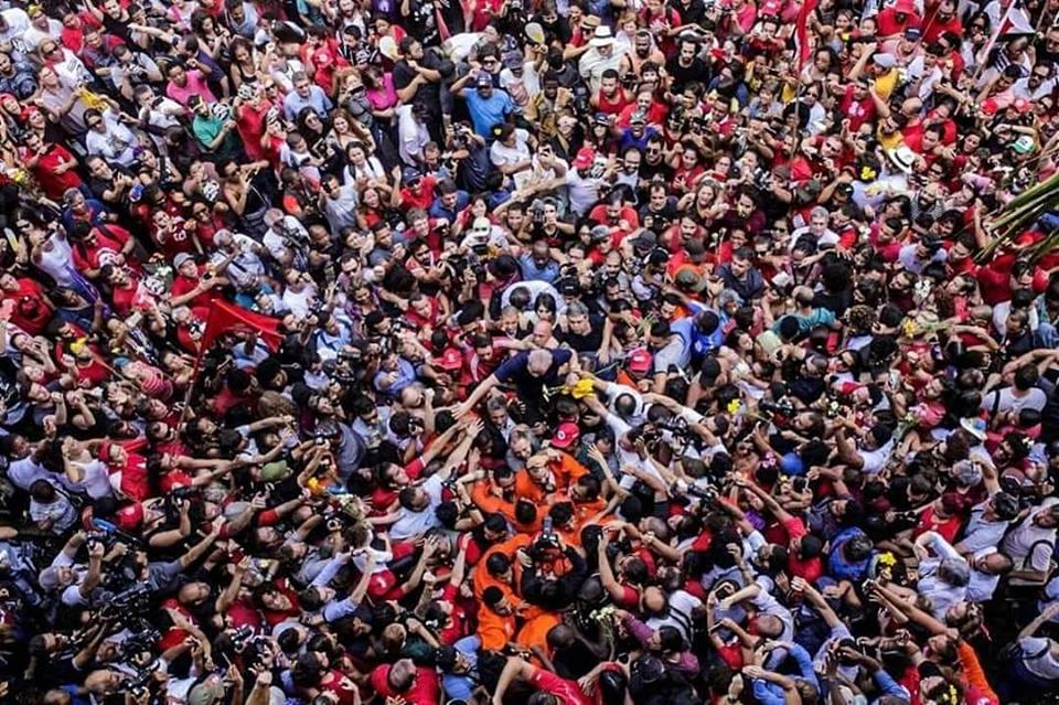 Lula rodeado de militantes