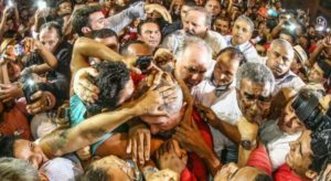 Lula rodeado por su pueblo
